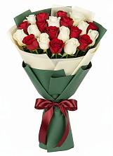 Букет Микс из красных и белых роз в Романово