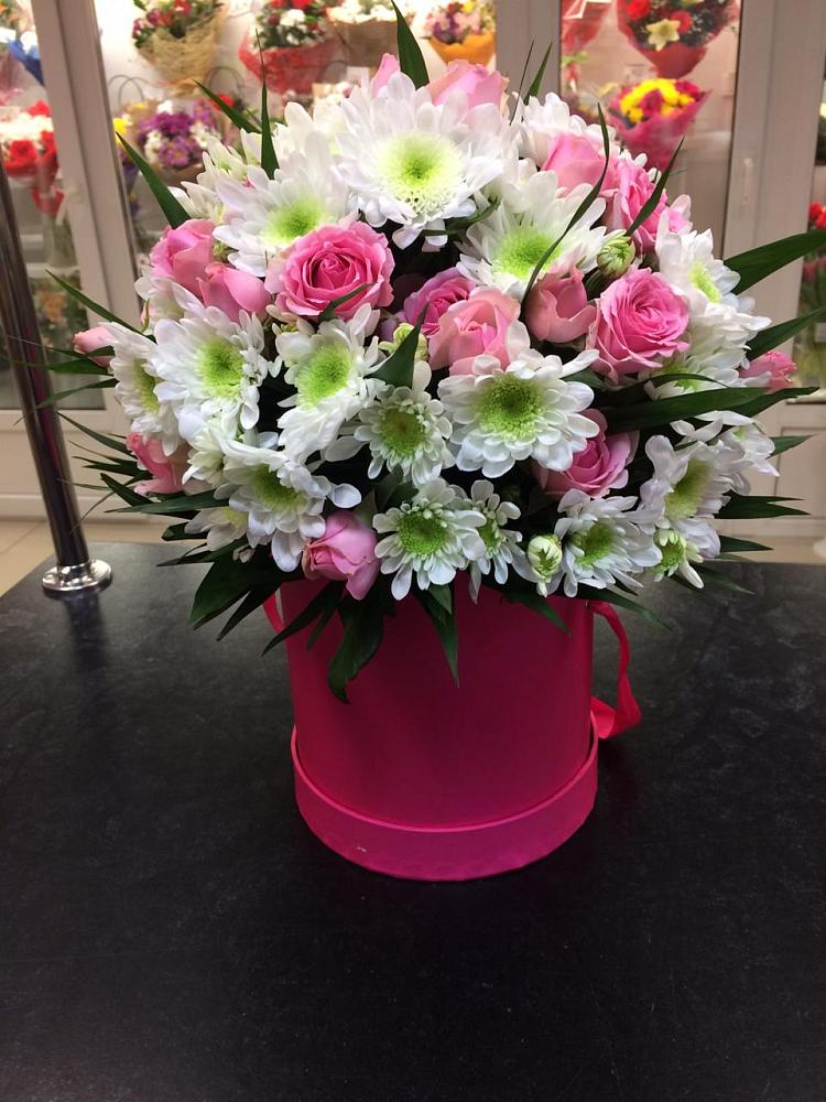 Цветочная композиция из Розы и Хризантемы в шляпной коробке в Романово