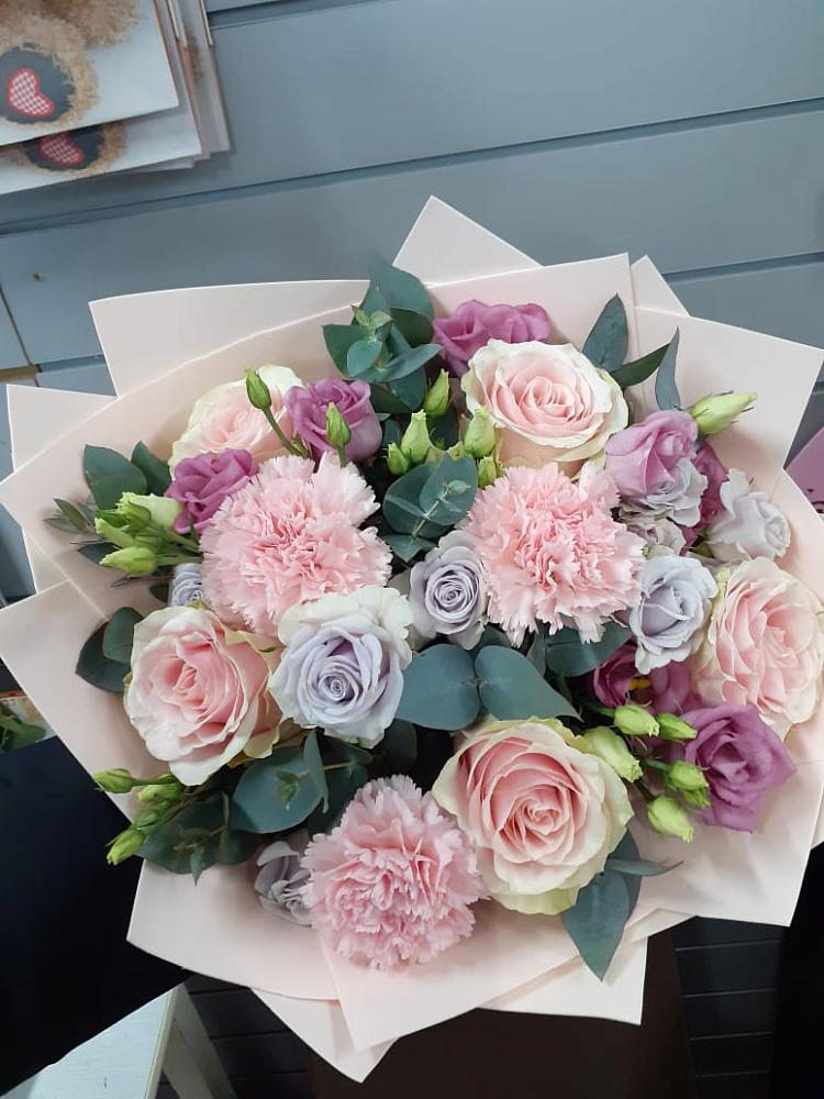 Букет цветов из: Розы, Гвоздики и Лизиантусы в Романово